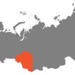 Город Калтан, как и вся Кемеровская область, находится в часовой зоне, обозначаемой по международному стандарту как Omsk Time Zone (OMST). Смещение относительно UTC составляет 7:00. Относительно Московского времени часовой пояс имеет постоянное смещение 3 часа и обозначается в России соответственно как MSK 3. Омское время отличается от поясного времени на два часа.